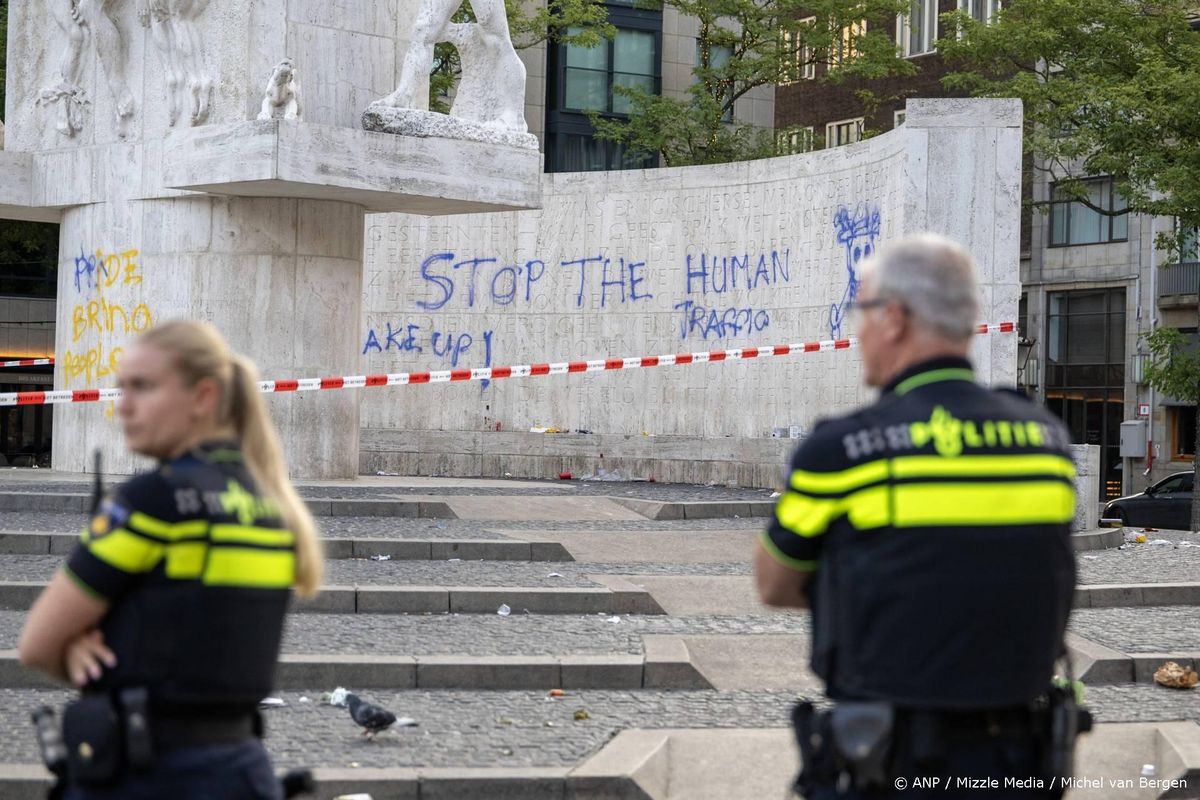 Een verdachte van bekladding Nationaal Monument blijft vastzitten.