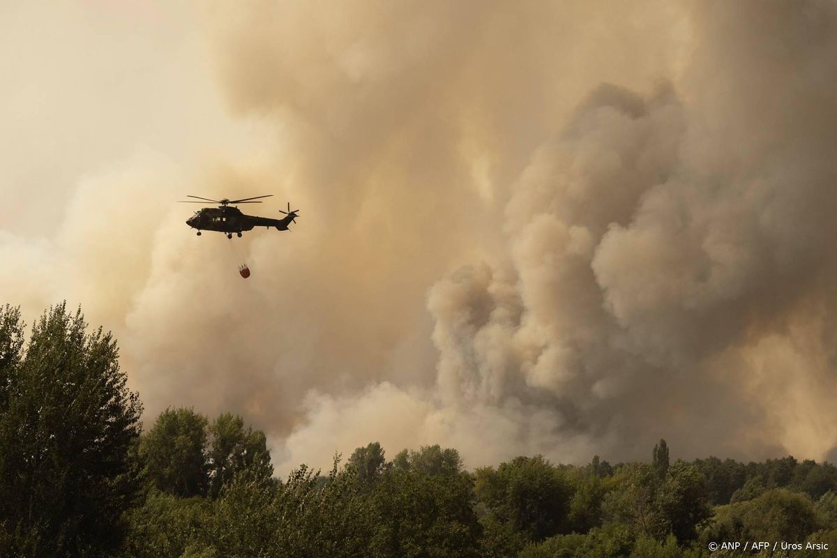 EU stuurt blushelikopters naar Servië voor natuurbrand.