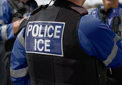 Federale autoriteiten arresteren en vervolgen niet-burger uit Honduras die zich registreert om te stemmen in Californië.