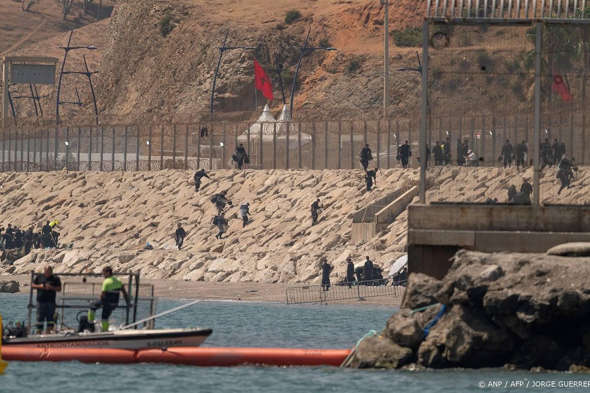 Honderden migranten demonstreren in Ceuta.