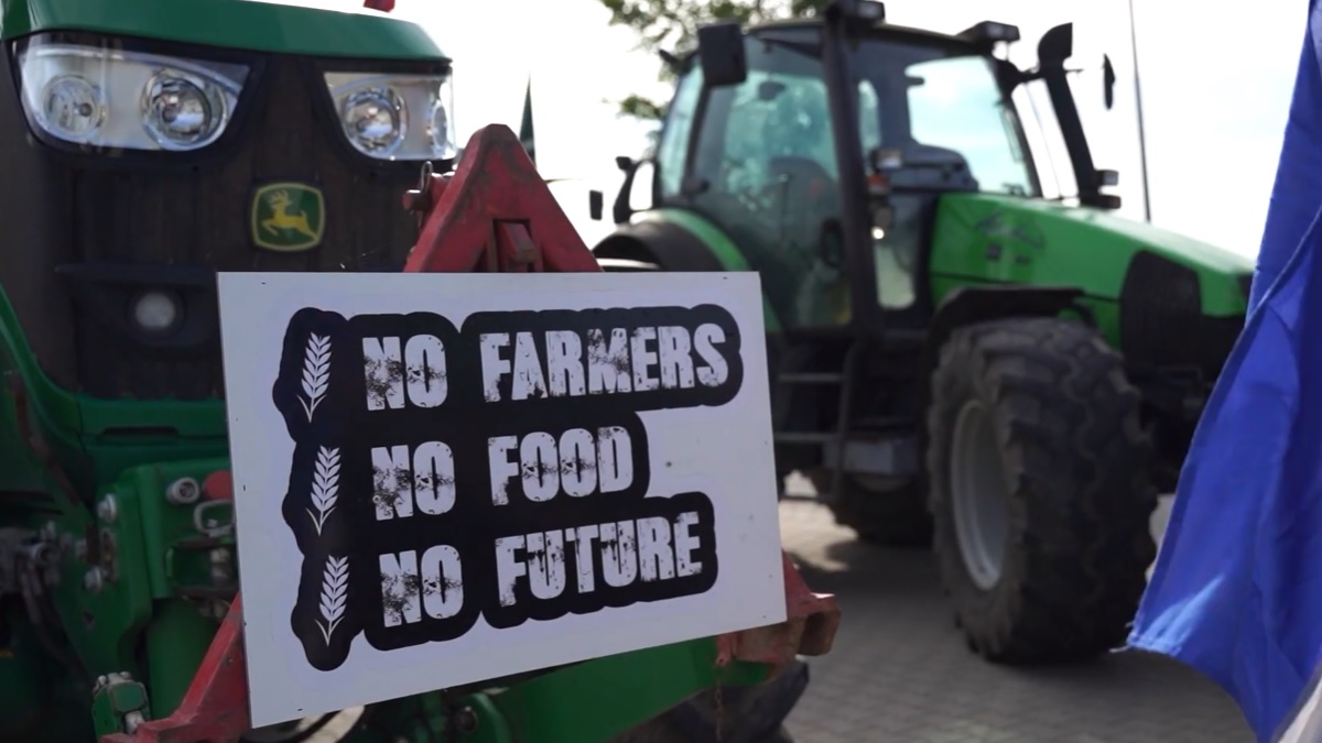 Massaal boerenprotest Noord-Brabant: trekkers rijden dwars door afzetting bij provinciehuis.