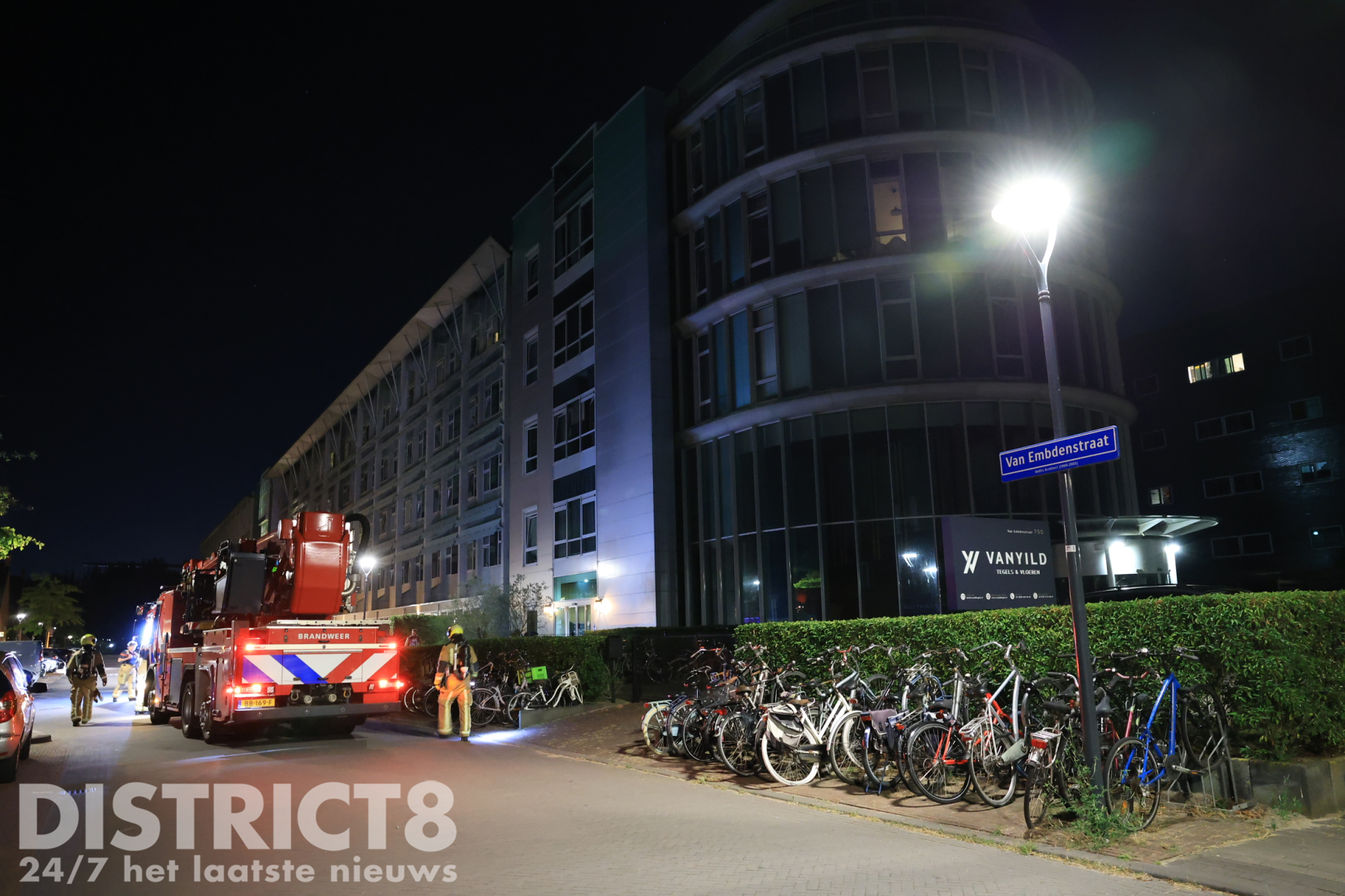 Meerdere woningen ontruimd bij brand in flat Van Embdenstraat Delft