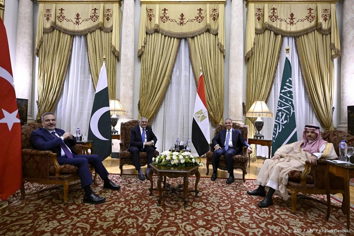 Pakistan, Turkije en Saudi-Arabië sluiten defensiepact.