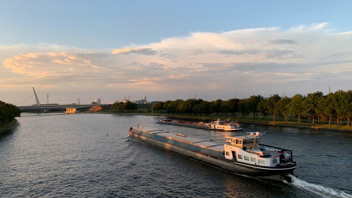 Sluizen ‘staan wagenwijd open’ tijdens extreme droogte: ‘Elke druppel gaat van de rivieren naar zee, het is schokkend’.