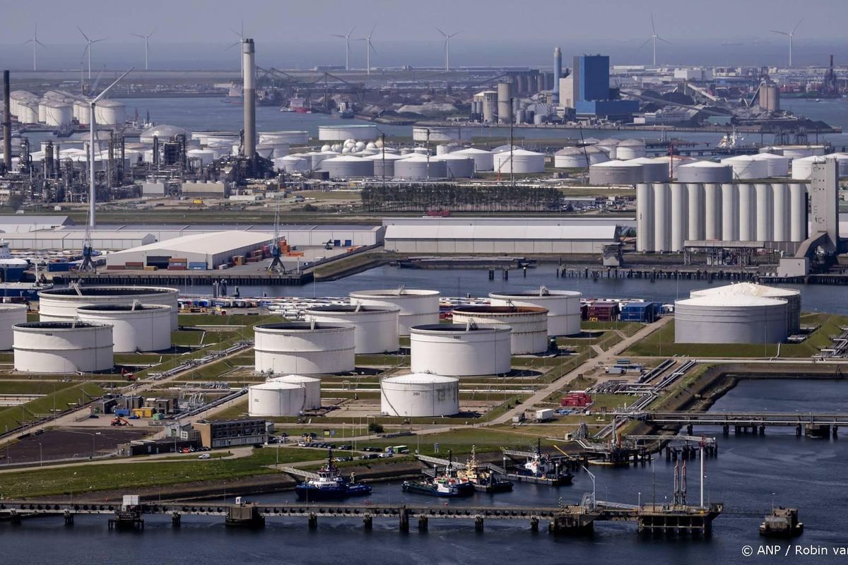 Storing bij Esso Raffinaderij Rotterdam, systemen stilgevallen.