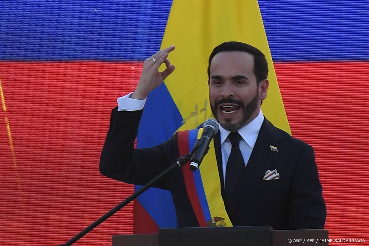 Twee aanslagen op eerste werkdag Colombiaanse president.