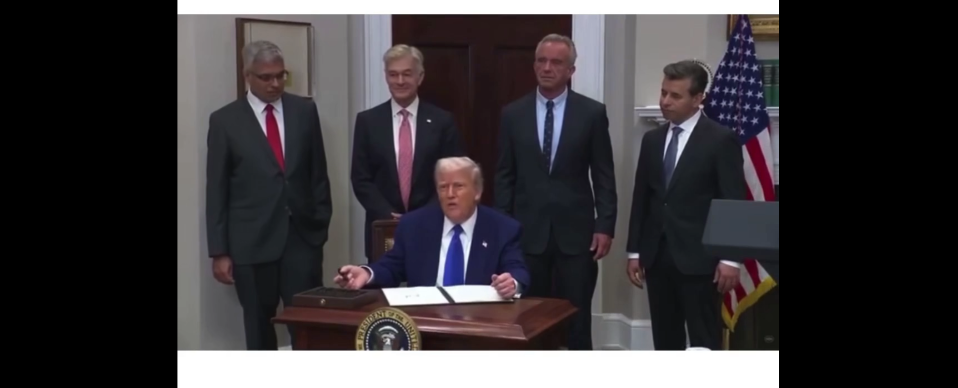 BEKIJK: Trump brandt op hilarische wijze de nepnieuwsmedia voor hun gezicht