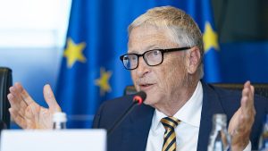 Bill Gates waarschuwt voor AI-virussen — terwijl hij zelf het onderzoek ernaar financiert.