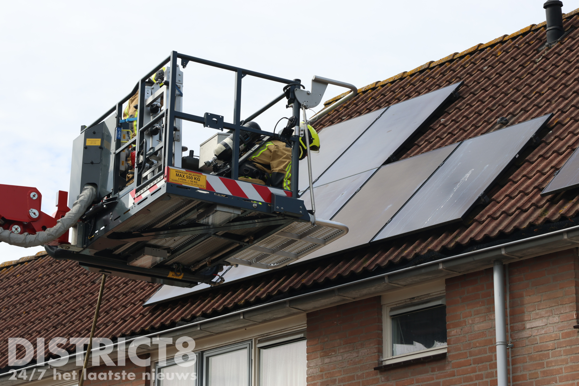 Brandweer inspecteert dak na woningbrand Mr. Beerninkplantsoen Rijswijk