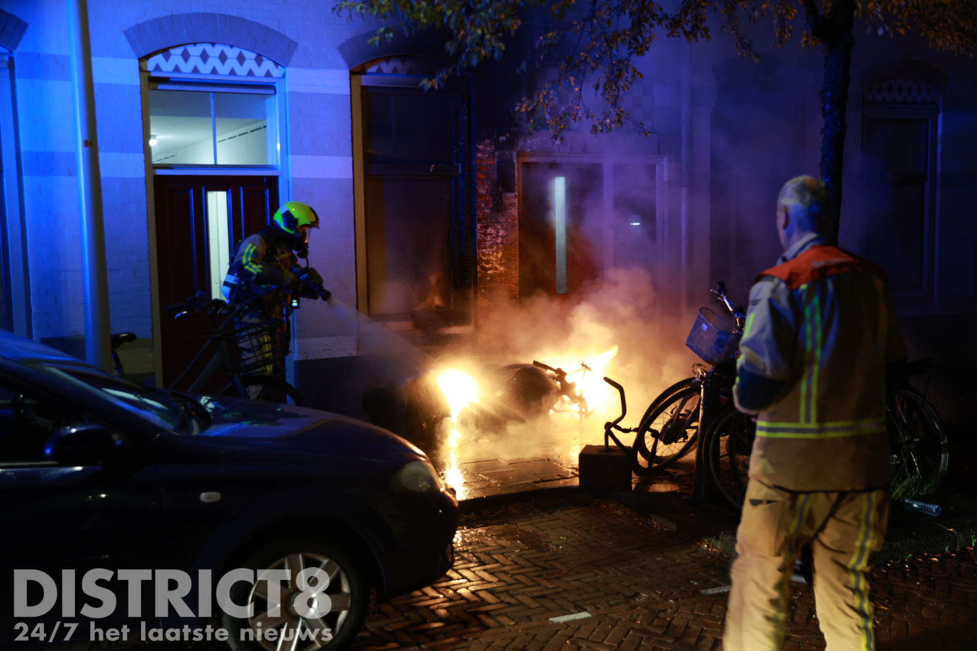 Flinke vlammen nadat geparkeerde motor in brand vliegt Smitstraat Den Haag