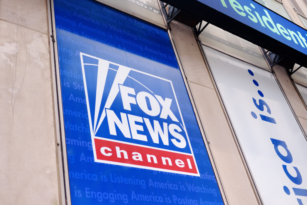 Fox News-kijkers eisen ontslag Jessica Tarlov en stoppen met kijken naar "The Five" en "Sunday Morning" vanwege haar en het ontslag van Maria Bartiromo.