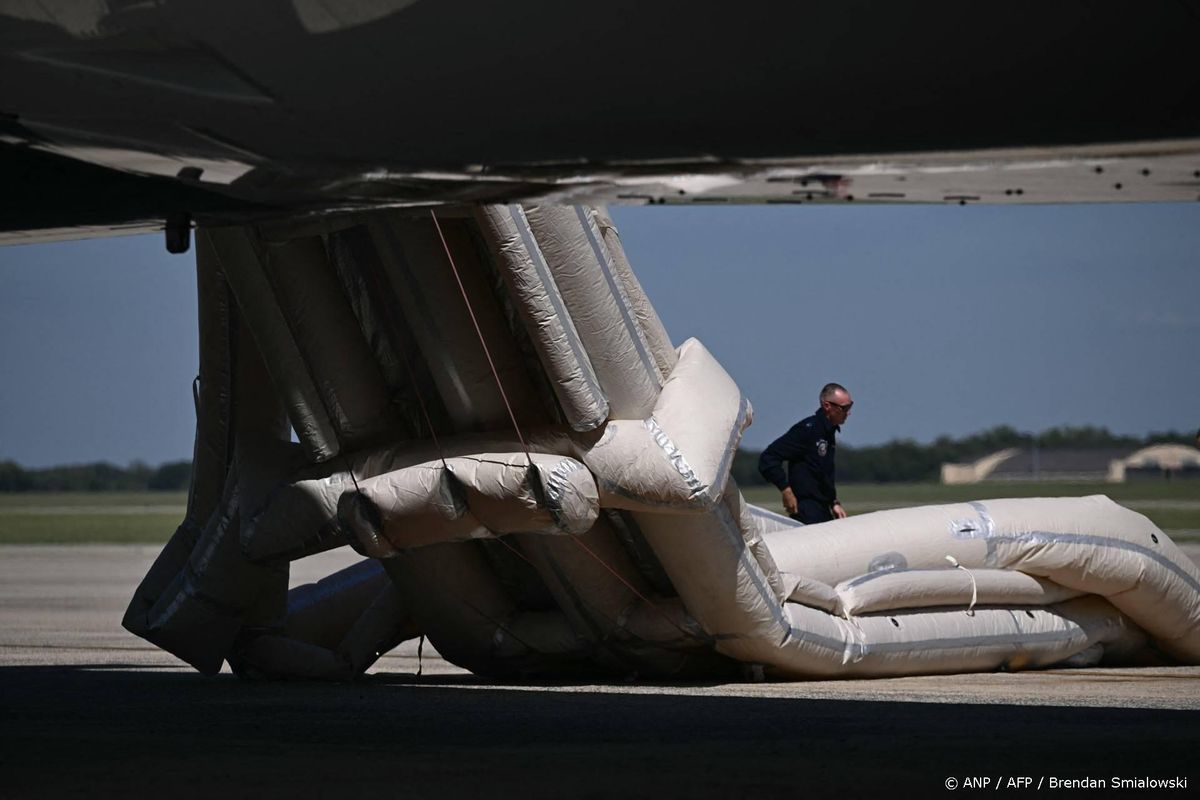 Glijbaan Air Force One uitgeklapt voor vertrek naar partijcongres.