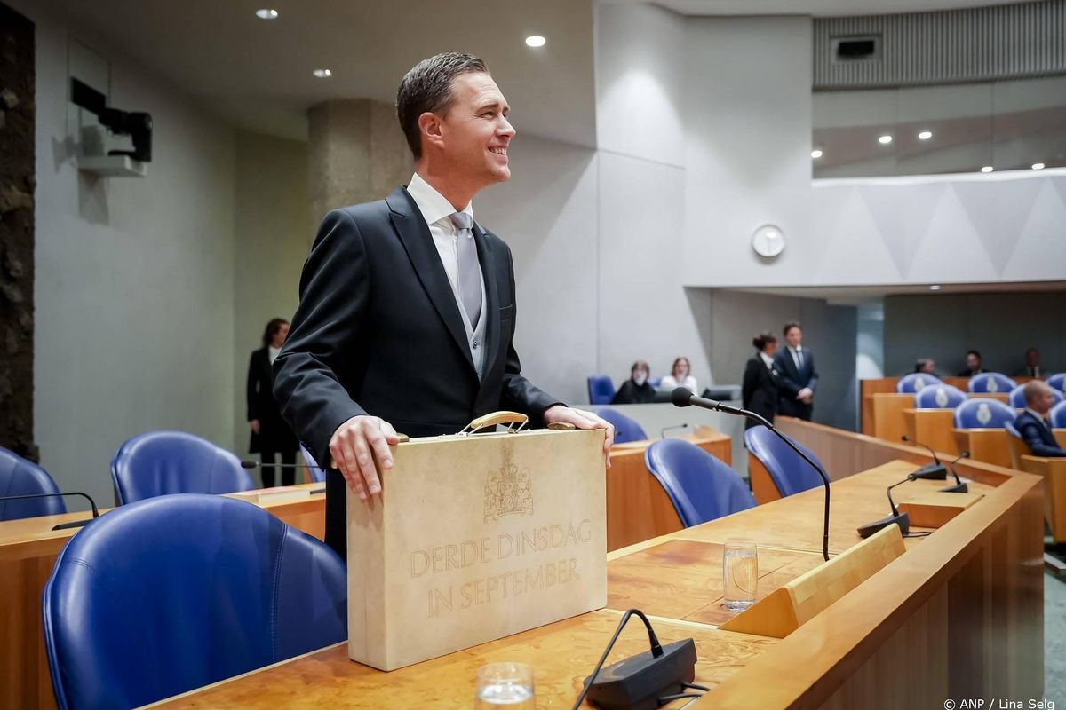 Heinen bij aanbieden miljoenennota: handrem moet van economie.