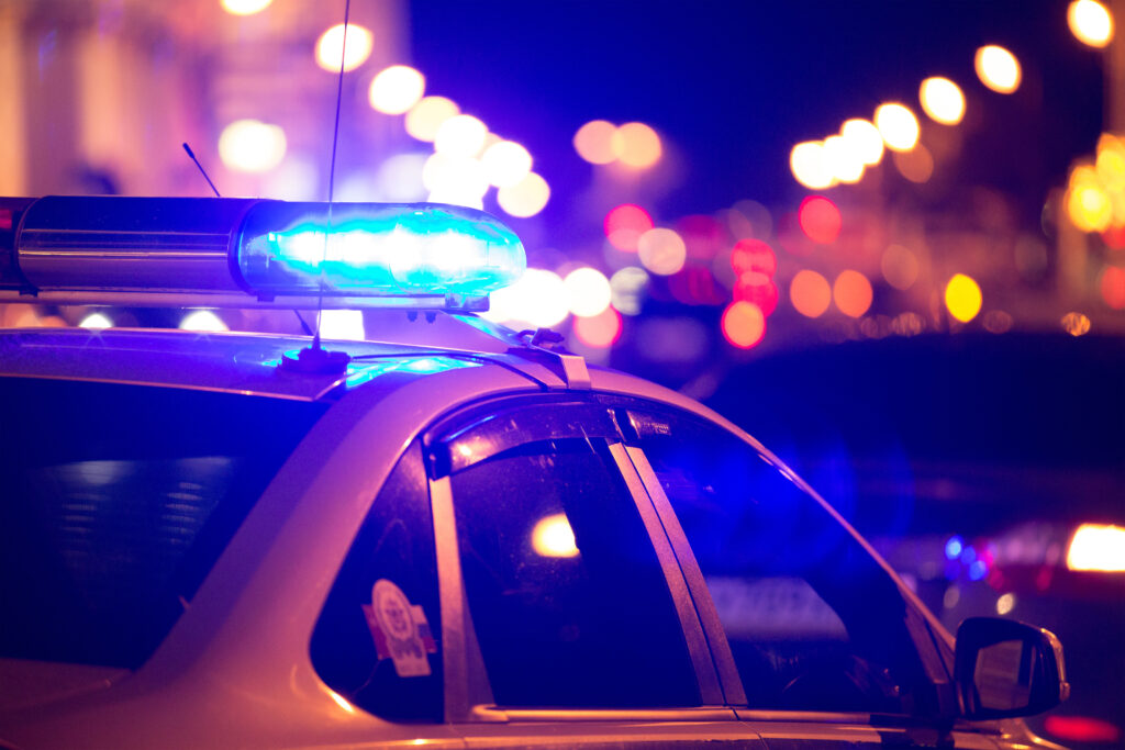 Illegale immigrant op de vlucht voor ICE botst op auto van vrouw van burgemeester van blauwe staat, veroorzaakt chaos en backlash.