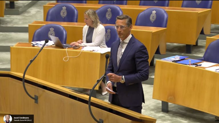 JA21-leider Eerdmans over AfD: partij met banden met nazi’s en lijntjes naar Poetin.