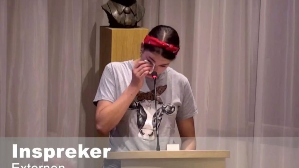 ‘Mogen wij hier nog wel bestaan?’ Boerendochter Sanne breekt in tranen uit tijdens gemeenteraadsvergadering.