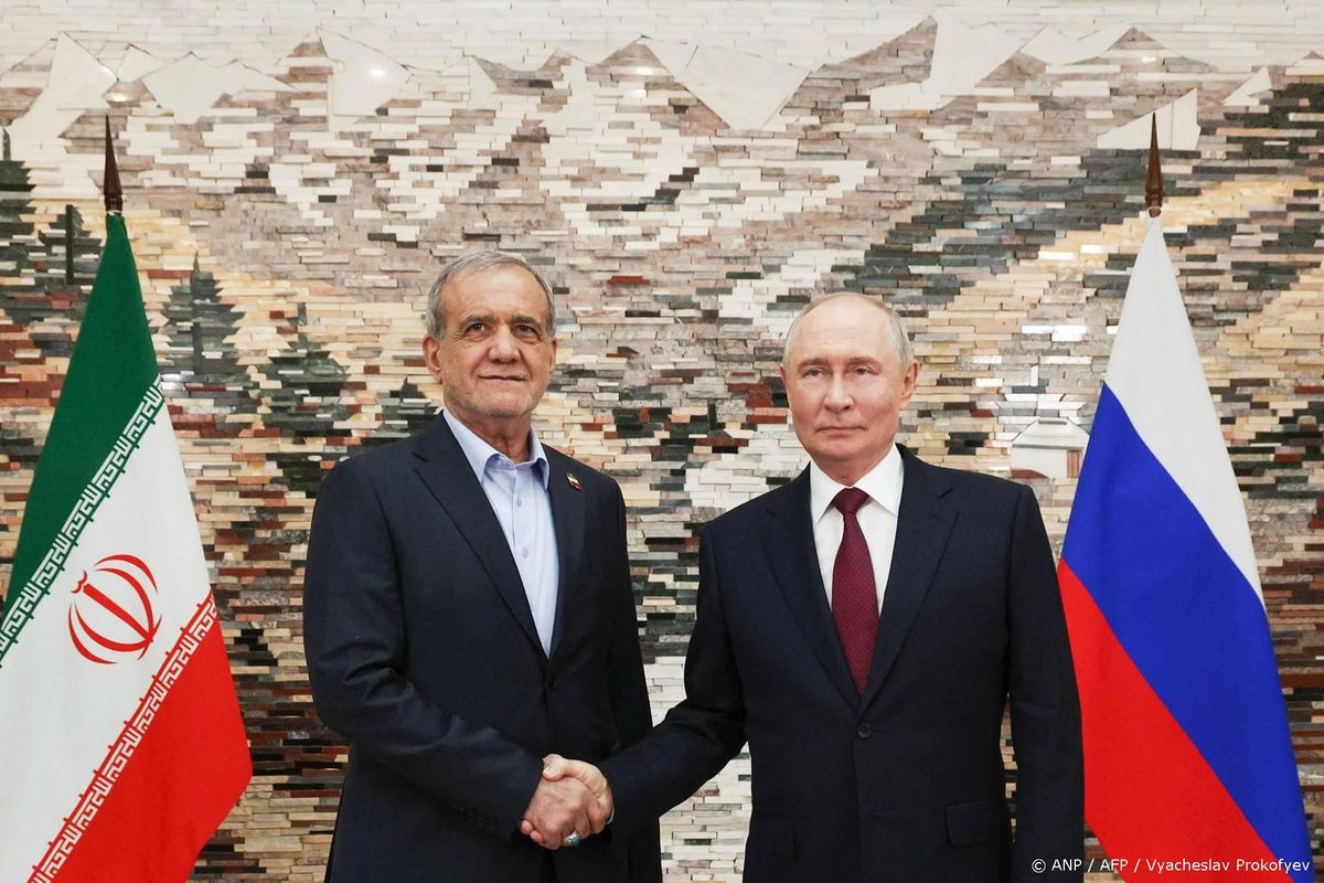 Pezeshkian bedankt Poetin voor Russisch standpunt in Iranoorlog.