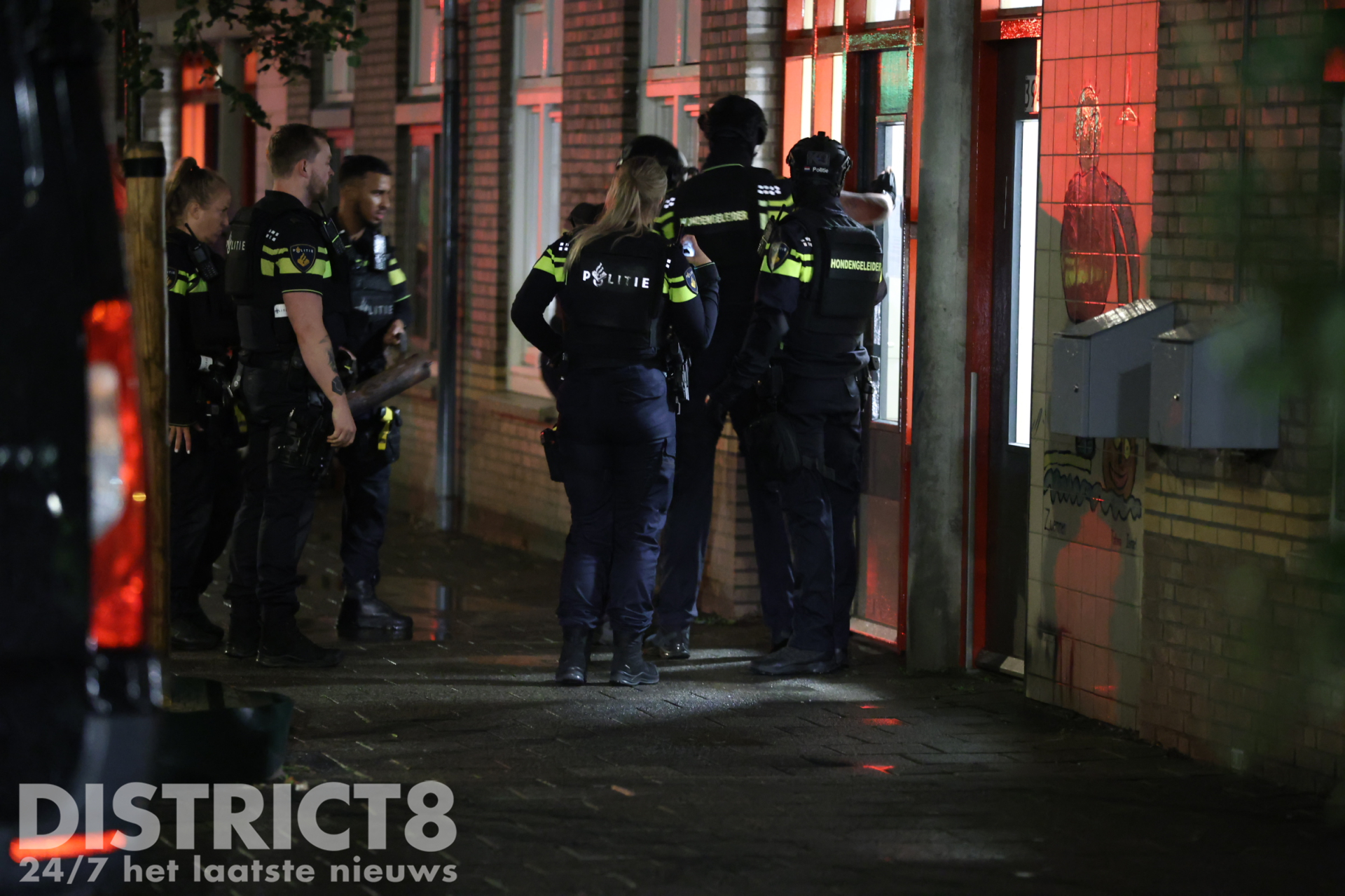 Politie valt woning binnen na melding van mogelijk gewapend persoon Van Ostadestraat Den Haag