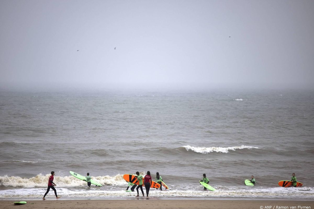 Surfer (76) overleden aan de kust bij Noordwijk.