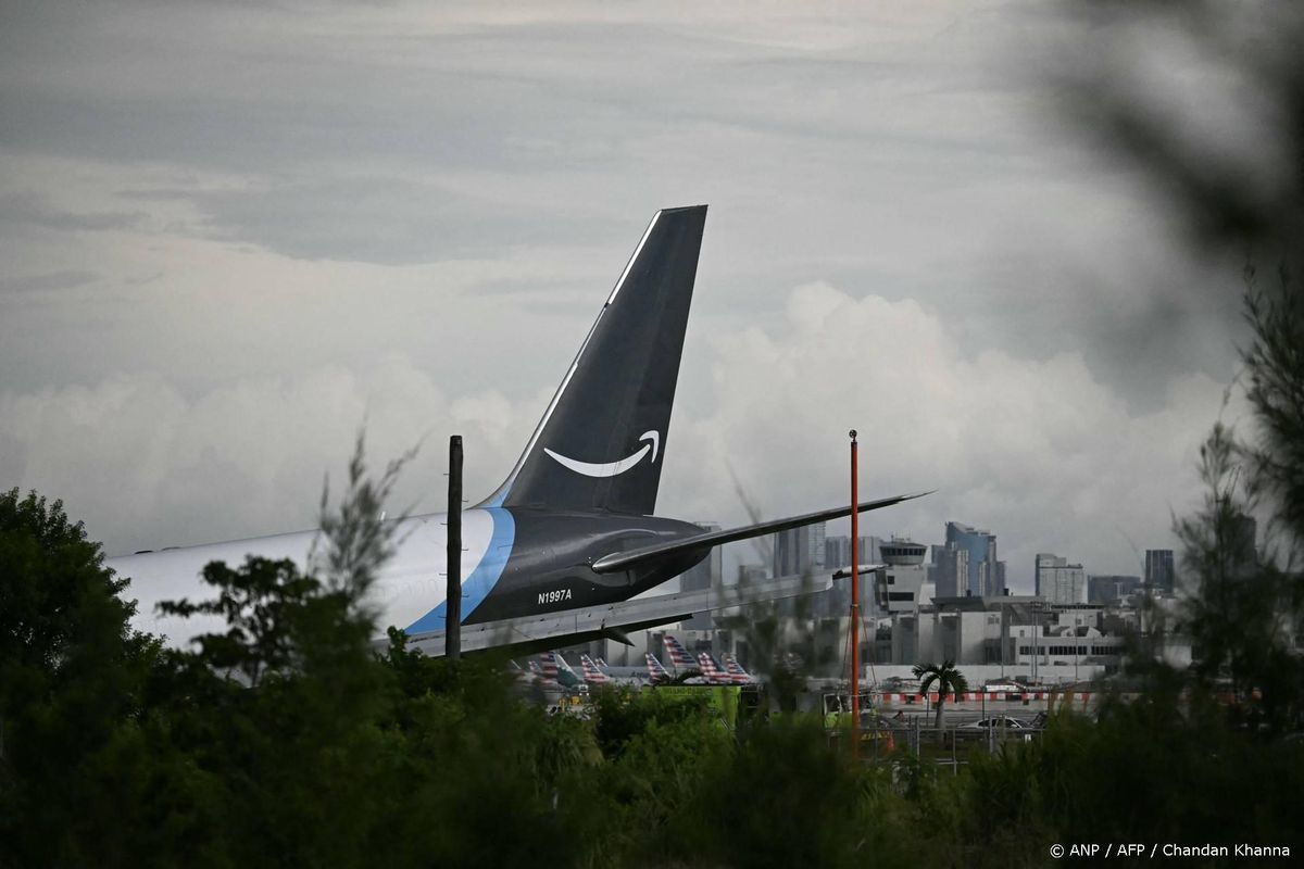 Vliegtuig schiet door op landingsbaan Miami en raakt voertuigen.