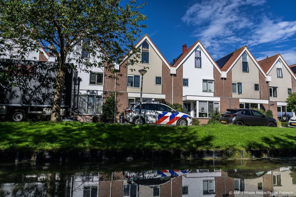Vrouw (65) dood gevonden in Middenbeemster, man (29) aangehouden.