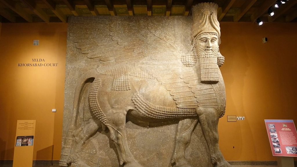 Wat je moet weten over de beelden van de gevleugelde stierman uit het oude Irak die zijn vernietigd door terreurgroep IS.