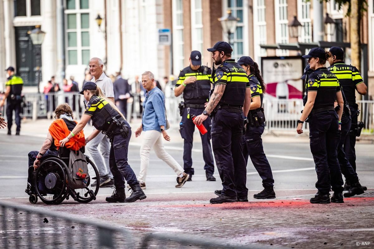 XR gooit nepolie op ingang Tweede Kamer.