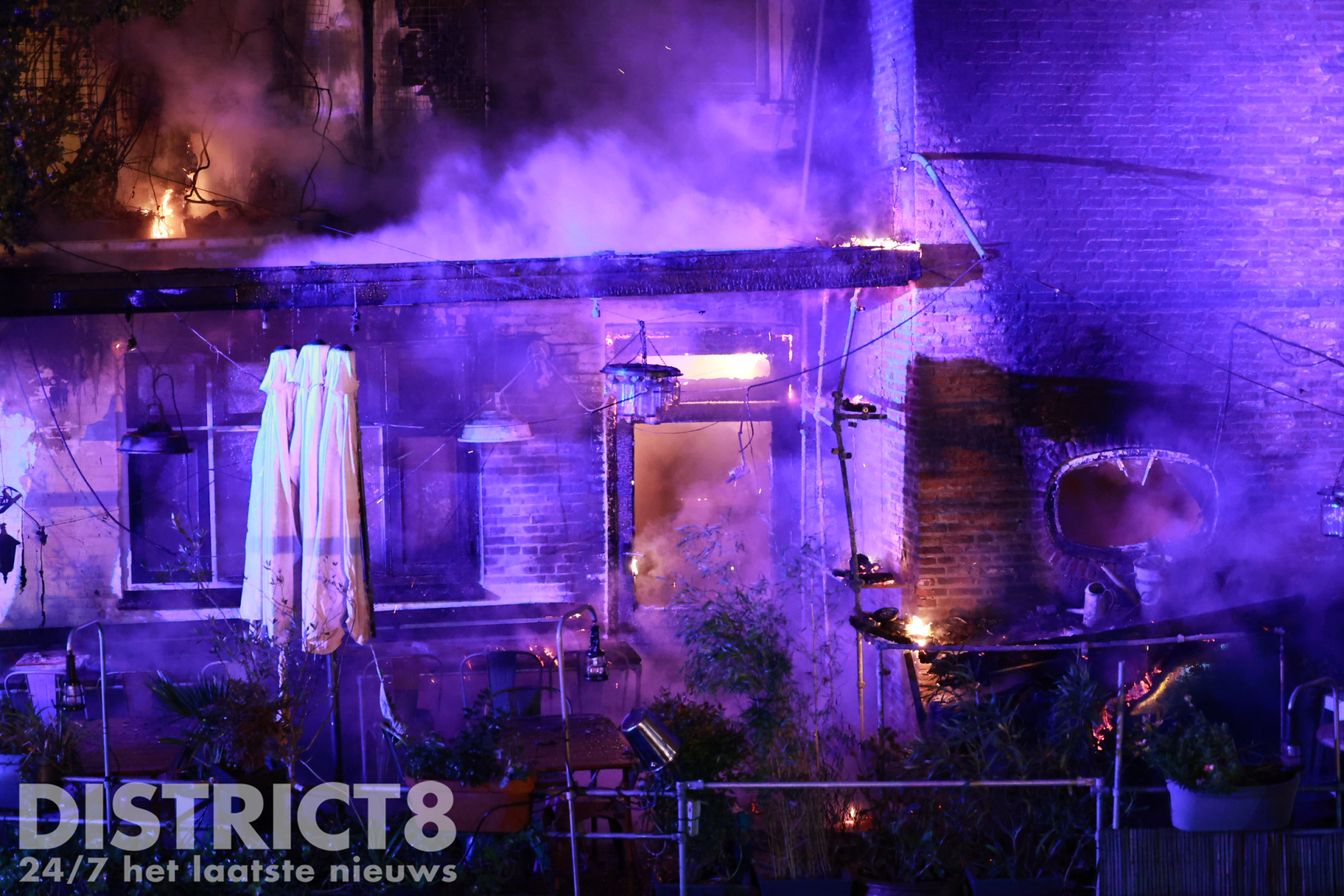 10 woningen ontruimd bij zeer grote brand in historische binnenstad Kerkstraat Delft