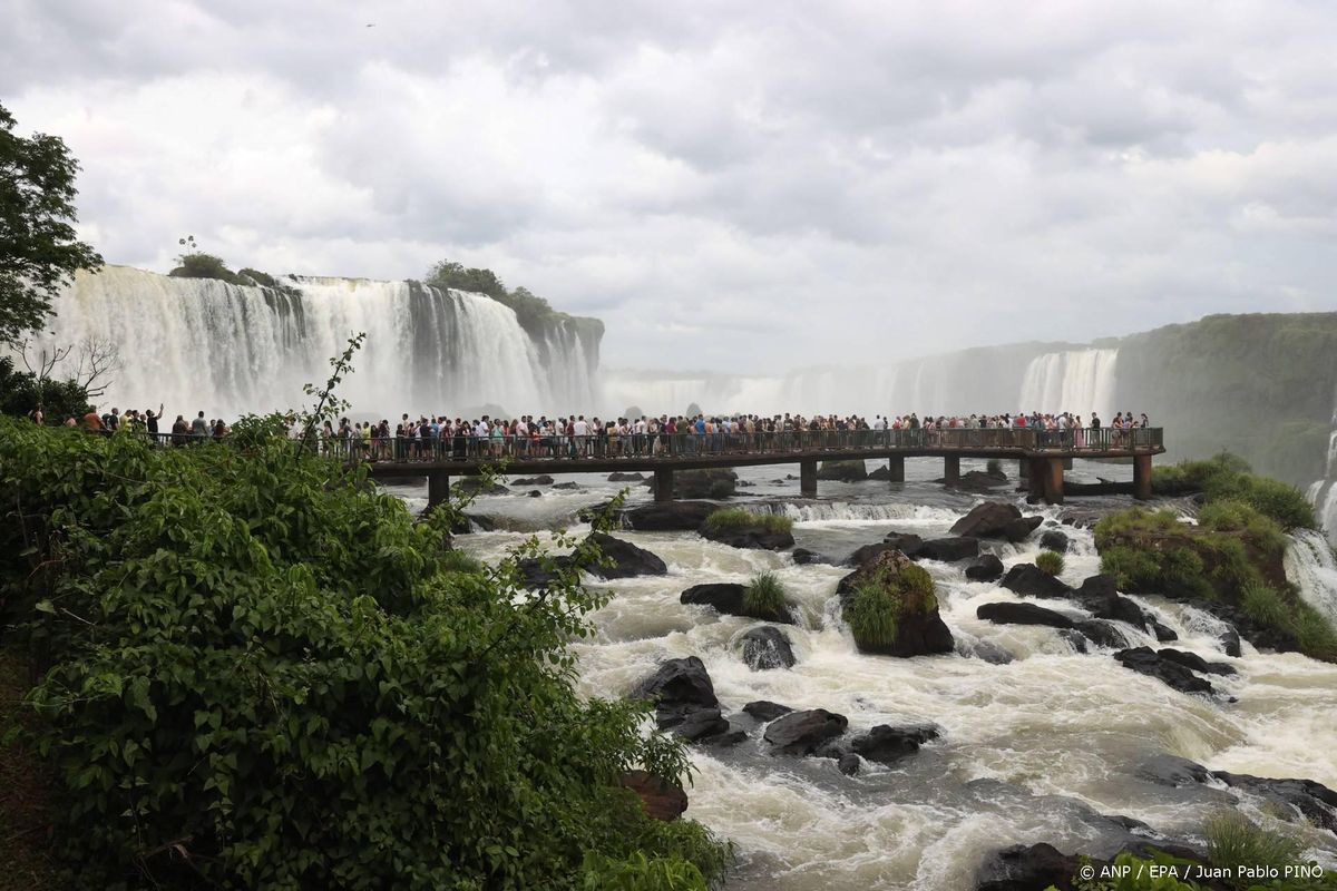Argentinië sluit Iguazú-watervallen tijdelijk voor toeristen.