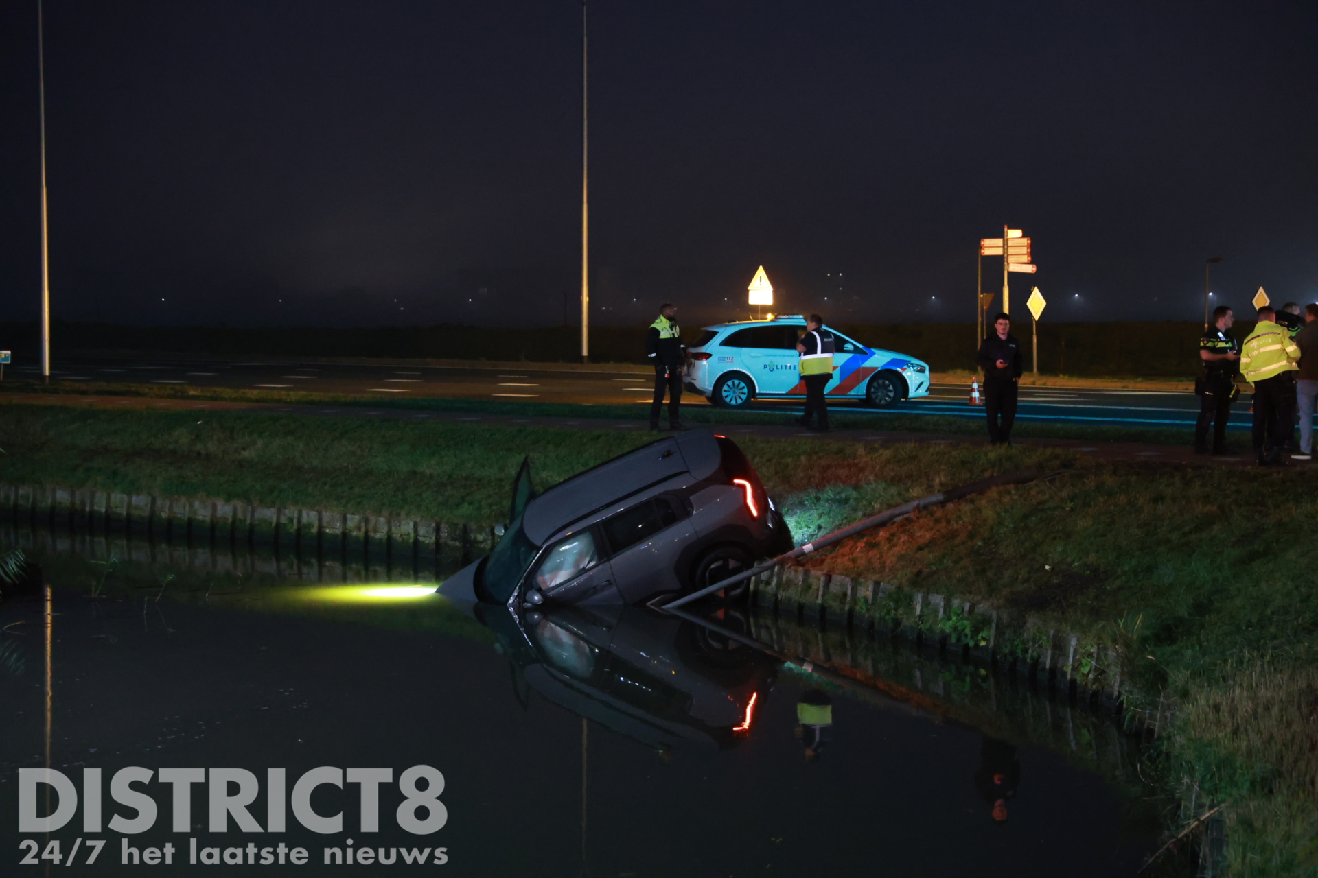 Auto belandt in water na aanrijding tussen twee voertuigen Middel Broekweg / N465 Honselersdijk