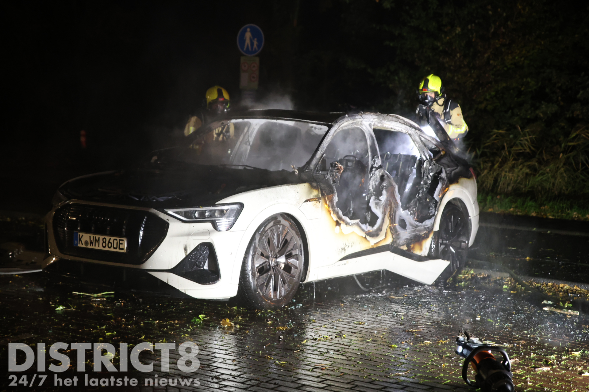 Auto volledig uitgebrand na nachtelijke brand op parkeerplaats Van Vredenburchweg Rijswijk