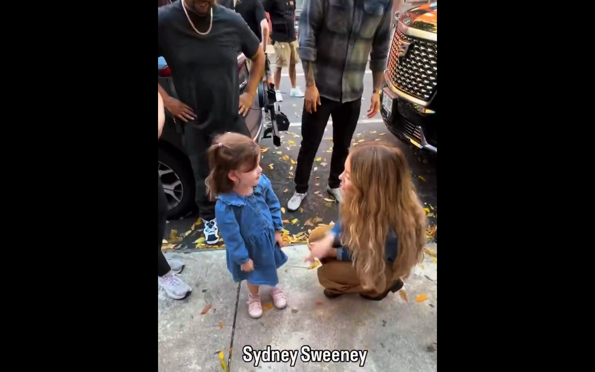 BEKIJK: Sydney Sweeney verwarmt harten door met kinderen te spelen op filmset