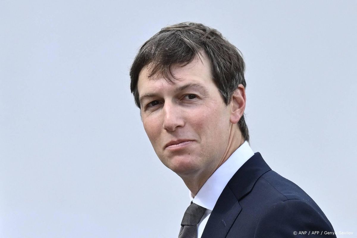Boekfragment: MIVD keek mee op scherm telefoon Kushner.