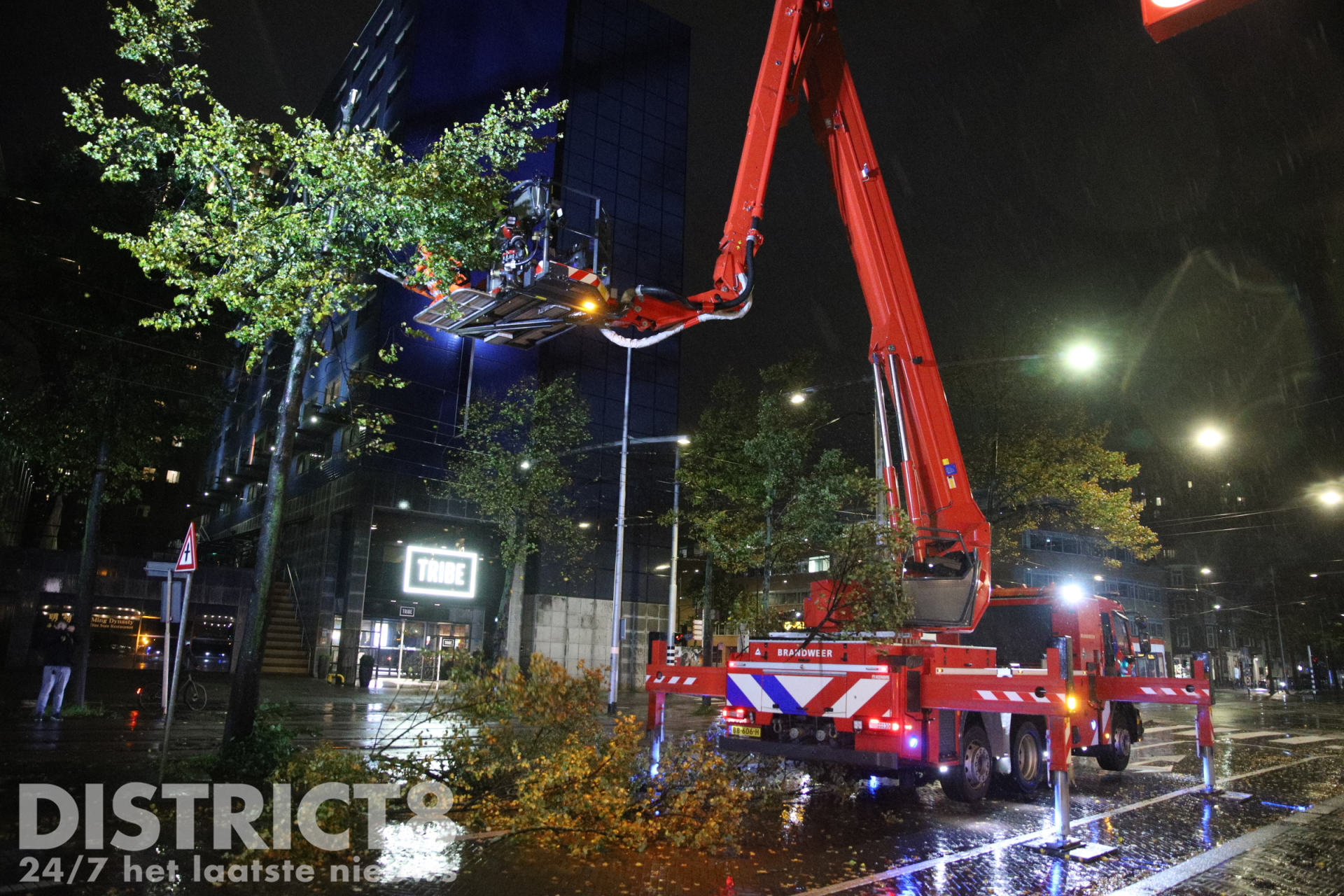 Brandweer snoeit boom die dreigde om te vallen Spui Den Haag