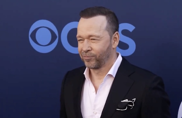"Donnie Wahlberg dankt Jezus en zijn piloten nadat vliegtuig van de landingsbaan afloopt in Las Vegas"