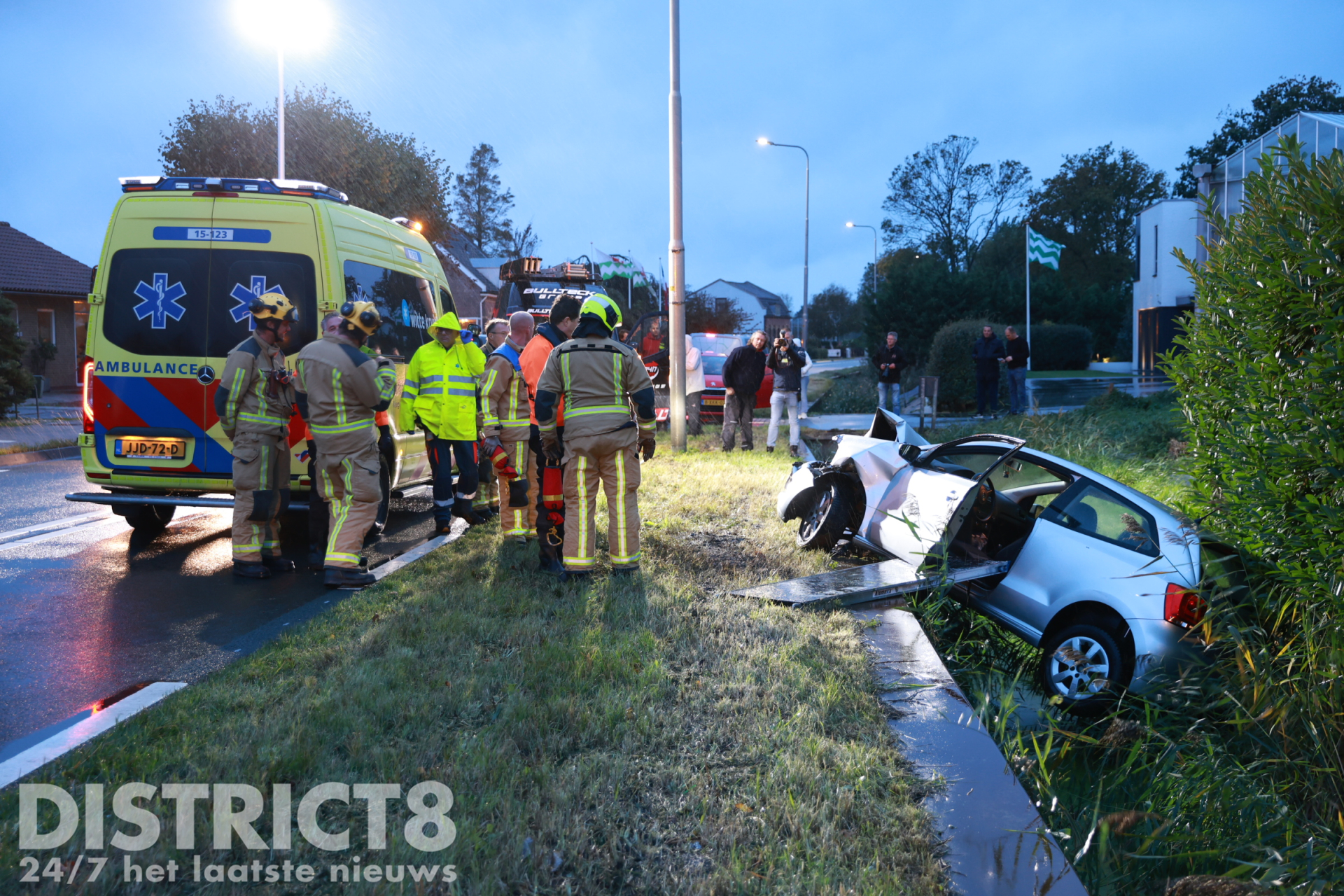 Hulpdiensten massaal ingezet na aanrijding tussen auto en vrachtwagen Wateringseweg Poeldijk