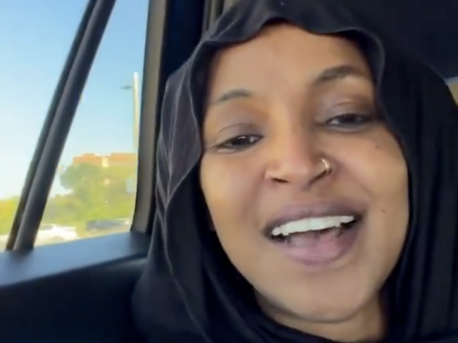 Ilhan Omar pleit bij Amerika om geld, na zich te hebben teruggetrokken.