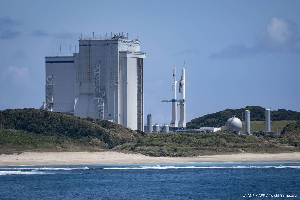 Japanse sonde vertrokken om stukje van maan van Mars op te halen.