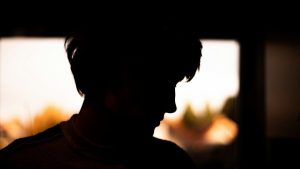 ‘Niet te bevatten’: Vader bevrijdt zoon uit huis waar hij door “jeugdbescherming” gemarteld werd en belandt zelf in de cel.
