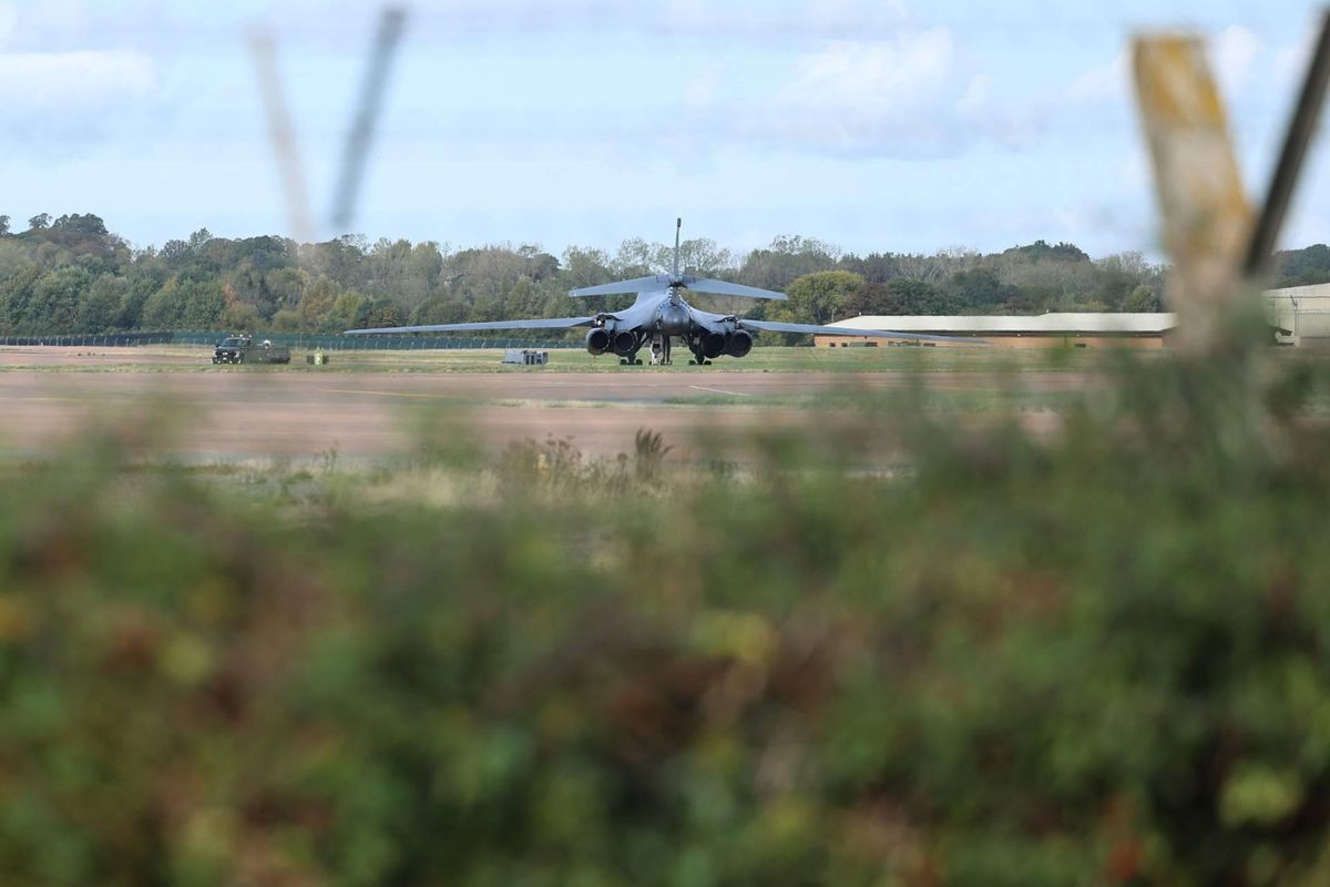 NYT: VS halen bommenwerpers weg van basis Fairford na dreigement.