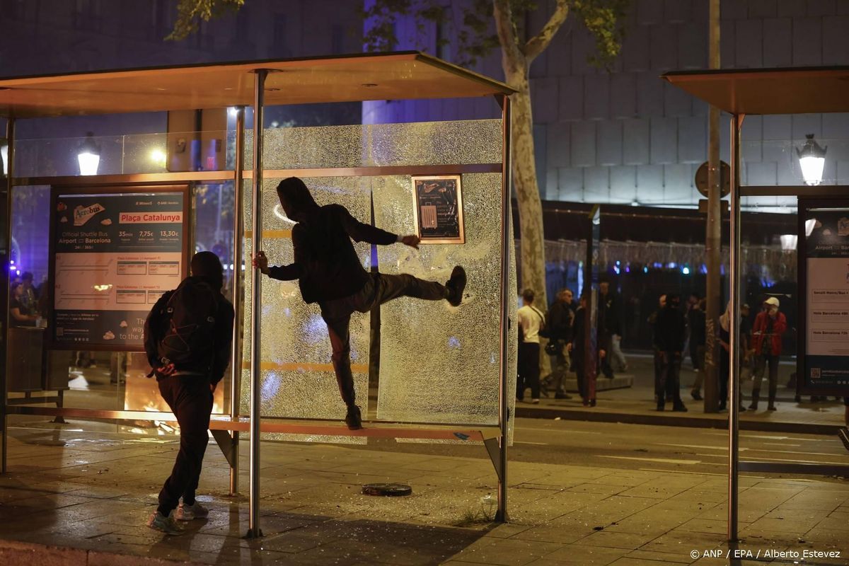 Plunderingen en brandstichting in centrum van Barcelona.