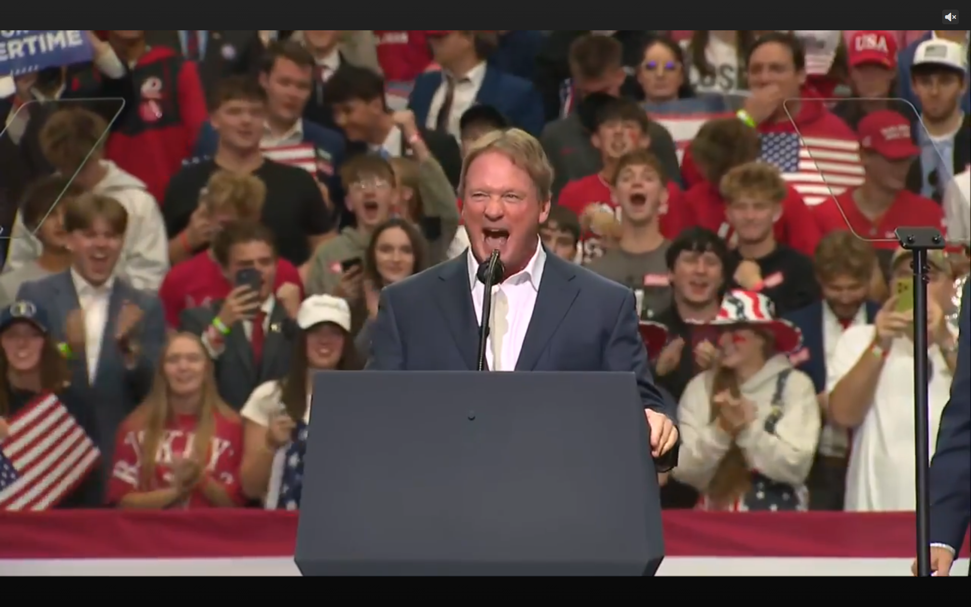 Super Bowl Coach Jon Gruden verrast Trump's Ohio Rally en motiveert menigte als een kleedkamer