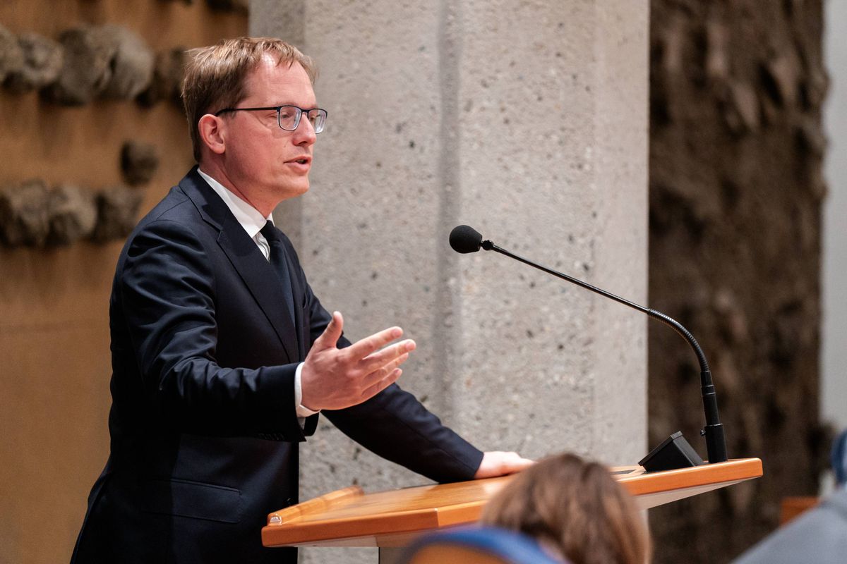 Totalitaire nachtmerrie wordt werkelijkheid: nieuwe inlichtingenwet geeft AIVD vrijbrief om ALLES en IEDEREEN te bespioneren.