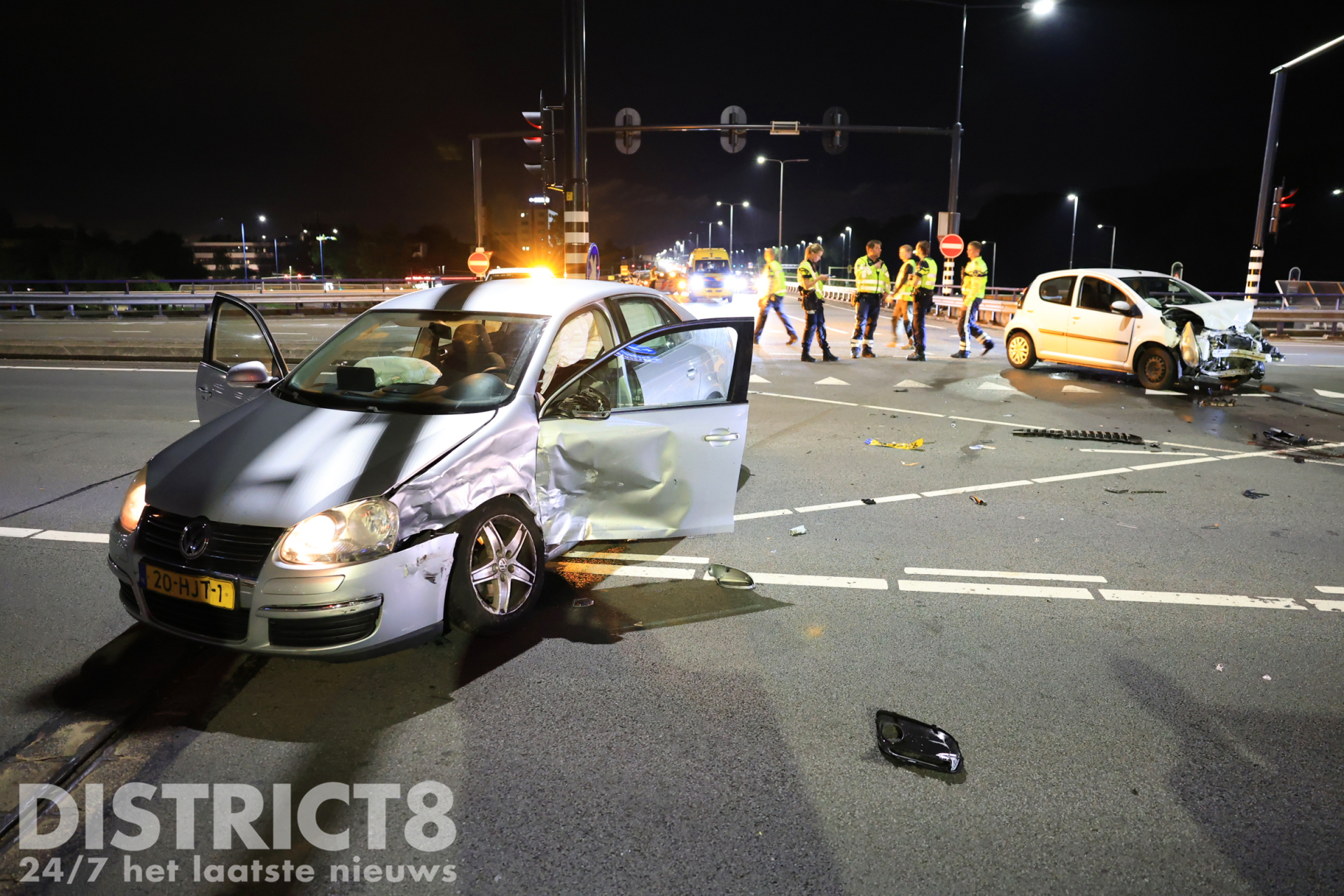Twee auto’s botsen op kruising; automobilisten negeren rood kruis Zuidweg Zoetermeer