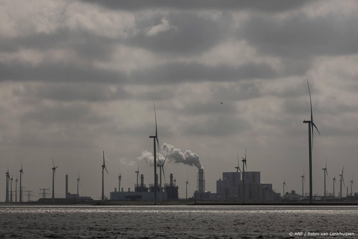 Weer drones boven Eemshavengebied in Groningen.