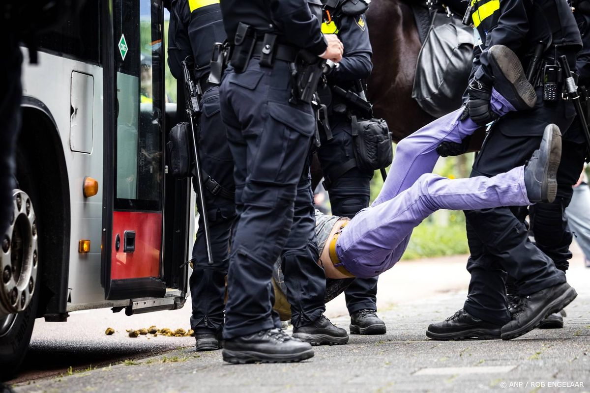 XR dagvaardt politie en Staat om duidelijke identificatie agenten.