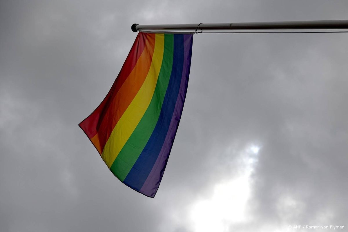 Zo'n 200 mensen bijeen in Arnhem na vernieling regenboogvlaggen.